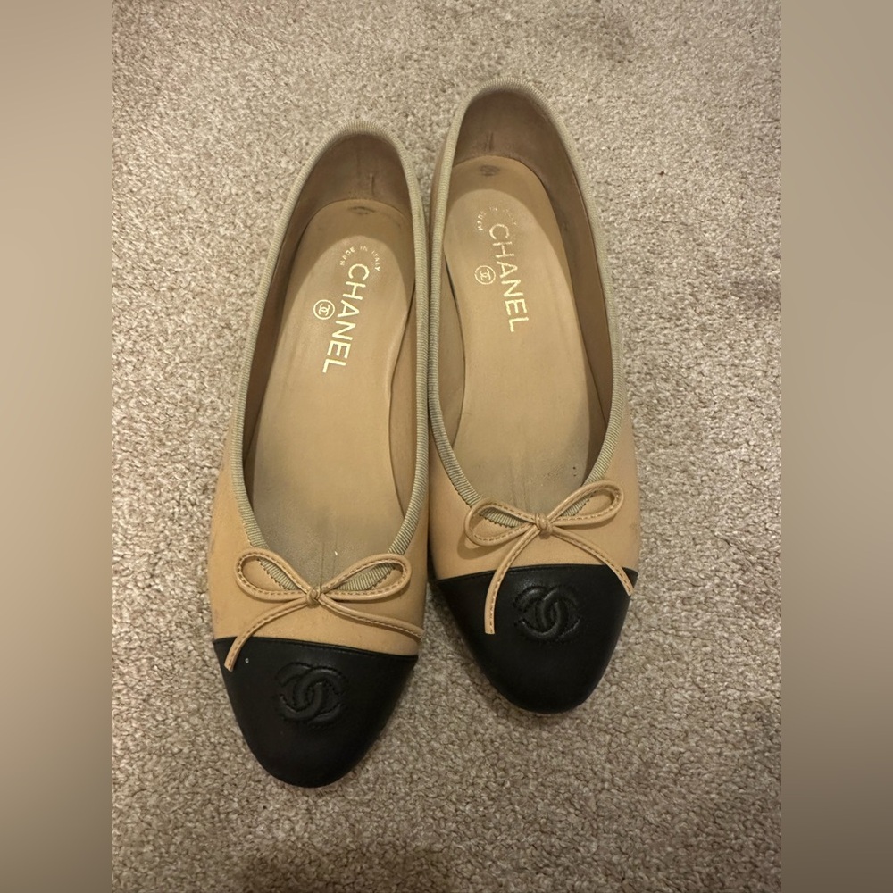 CHANEL Tan and Black Ballet Flats